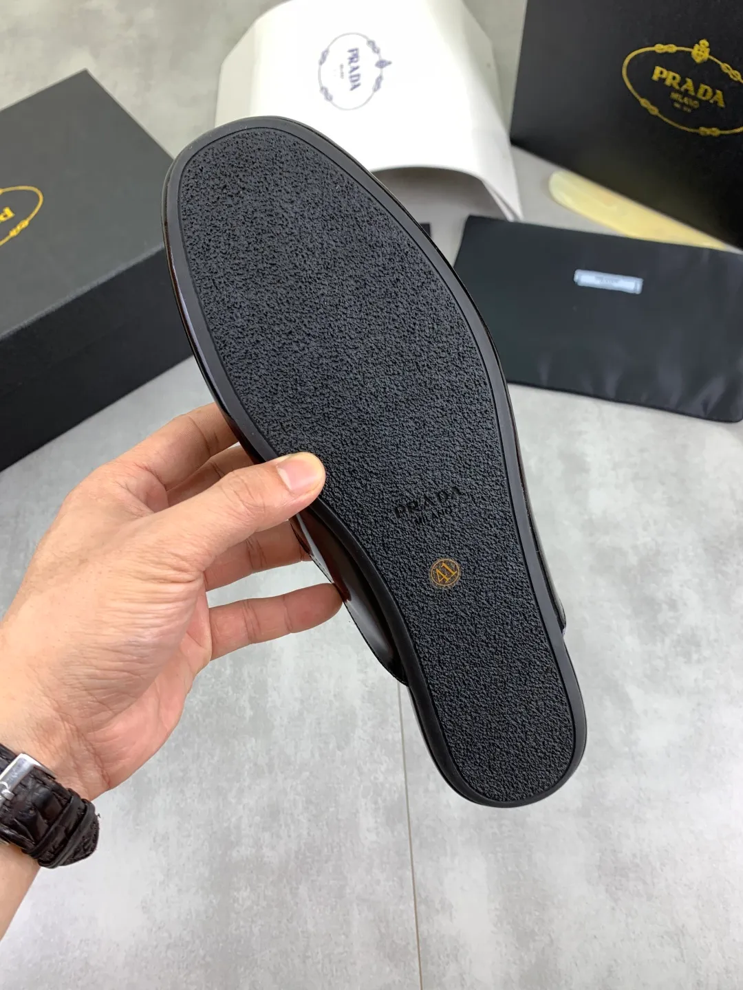Men's shoes 💰P600 new style 💰 💎💎💎 water dyed cowhide original quality PRADA —🆘.Prada Original order purchase, high-end business leather shoes, fabric: Made of Italian imported calfskin with color-brushed edges➕water-dyed cow lining/cowhide lining➕Specially available original outsole, fine workmanship, real product^_^photographed🎬size: 39-44 (38 45 custom-made)